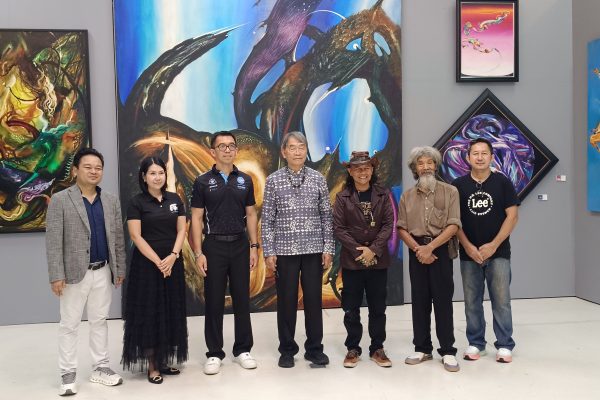 เทศบาลเมืองกระบี่ เปิดนิทรรศการศิลปะ “4 จิตรกร สืบสานพลังศิลป์” ผสานพลังศิลปินต่างวัย ร่วมสร้างแรงบันดาลใจสู่เยาวชน